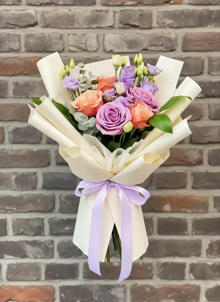 Букет цветов из: Лизиантусы и Розы в Аниве