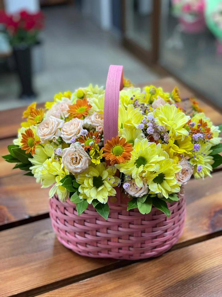 Цветочная композиция из Хризантемы и Розы в корзине в Аниве