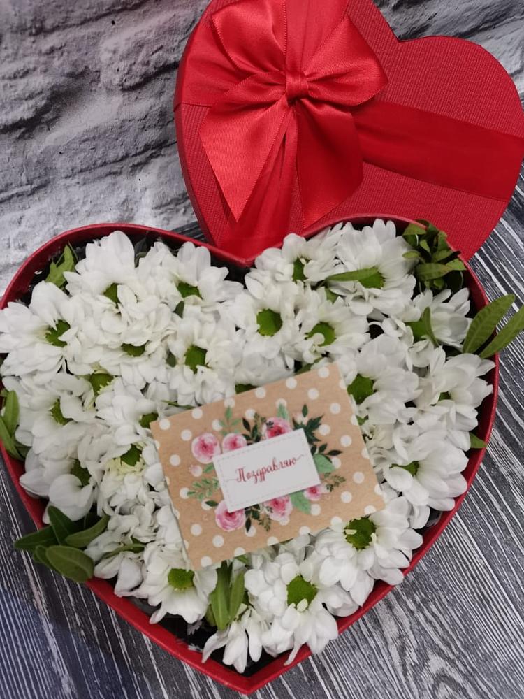 Цветочная композиция из Хризантемы в виде сердца в Аниве