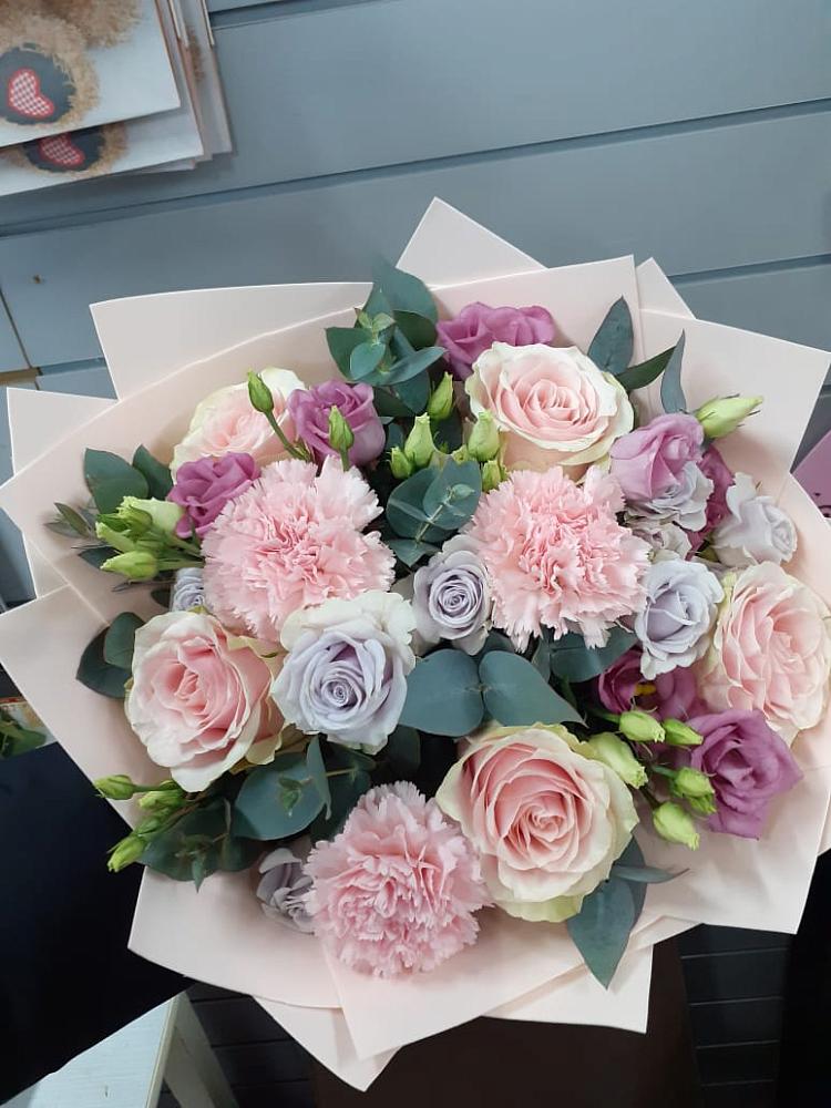 Букет цветов из: Розы, Гвоздики и Лизиантусы в Аниве